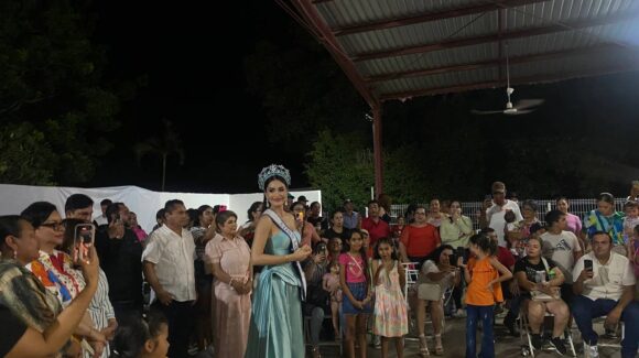 Entre aplausos, banda y poesía, reciben en Cubiri del Amole a la Miss México Maryely Leal