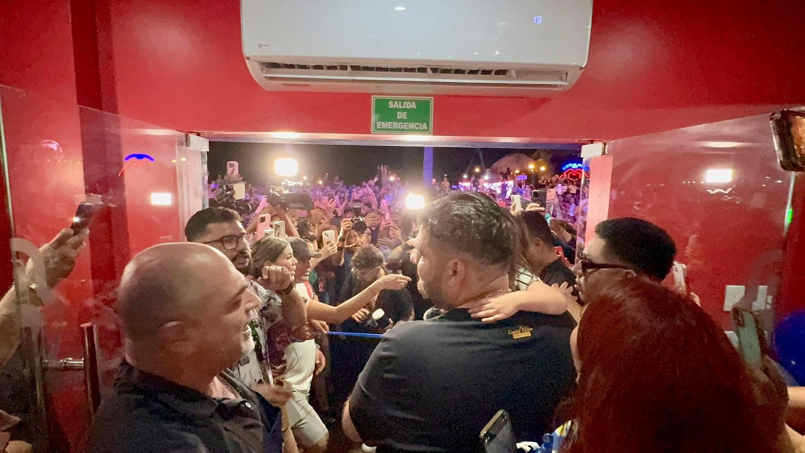Max Peraza y Eduin Caz inauguran ‘Agustito Sunset’