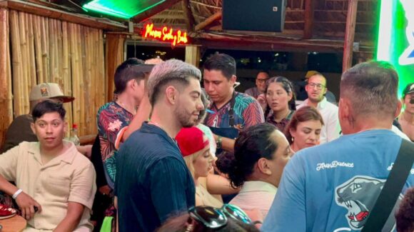 Max Peraza y Eduin Caz inauguran ‘Agustito Sunset’ con fiesta al ritmo de banda en Mazatlán