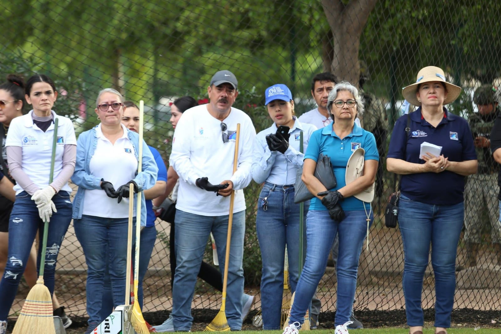 voluntarios realizan limpieza