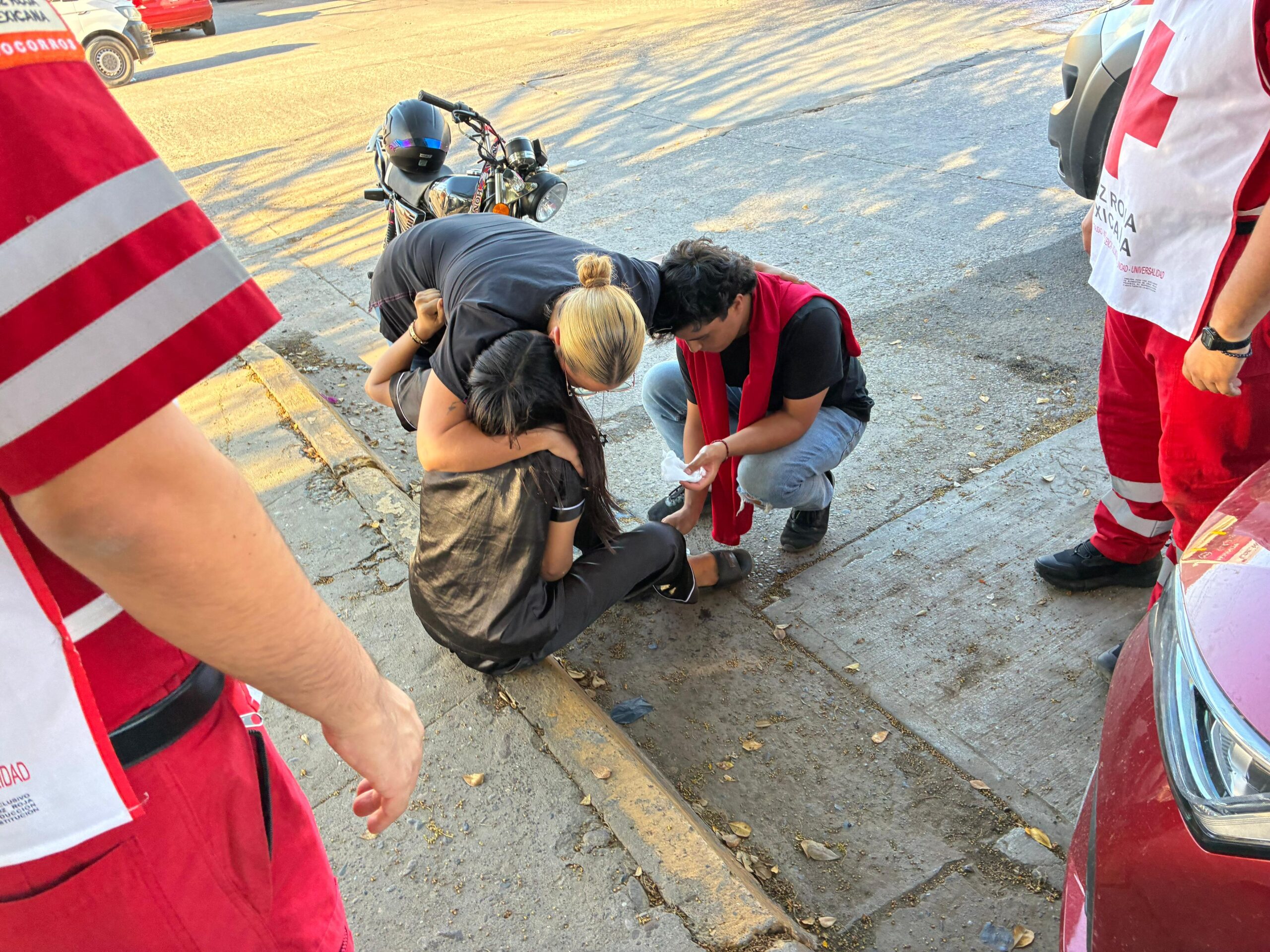 Menores de edad que viajaban en moto resulta lesionados tras impactarse contra un vehículo en Los Mochis
