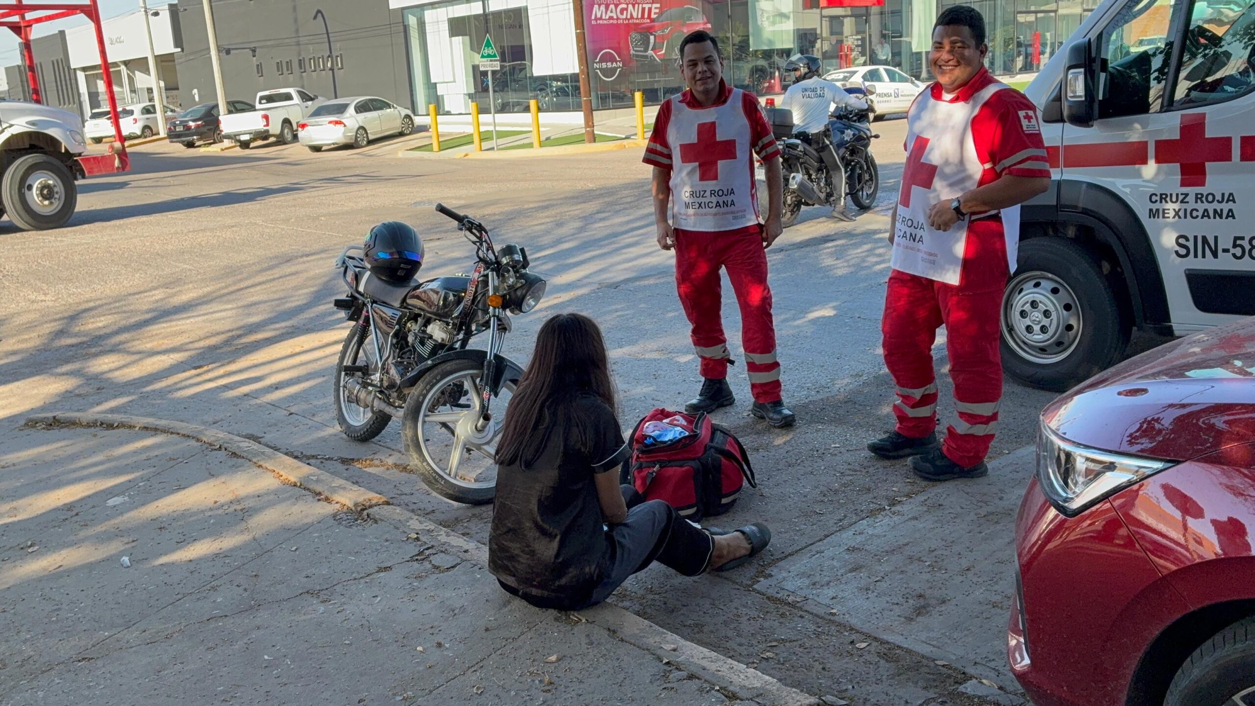Menores de edad que viajaban en moto resulta lesionados tras impactarse contra un vehículo en Los Mochis