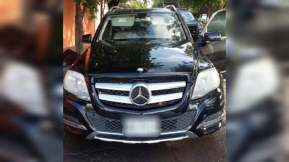 ¡Tenía una puerta abierta! Recuperan una Mercedes que tenía reporte de robo, en Culiacán