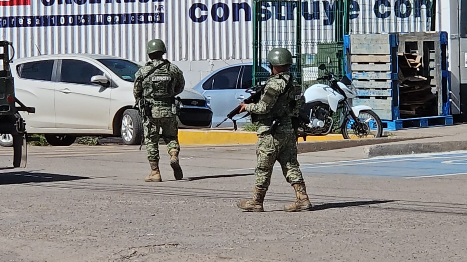 militares bloquean la obregón de culiacan elementos