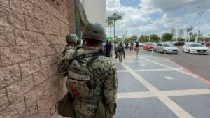 Militares resguardan centro comercial Plaza Forum, en Culiacán