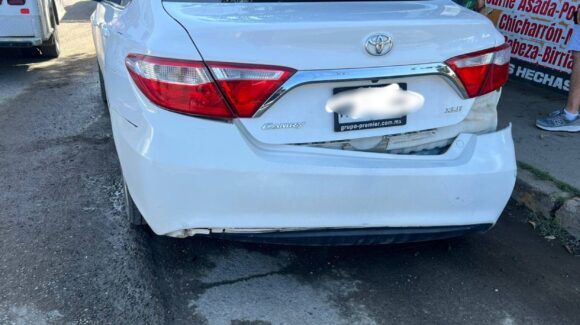 Choque entre vehículo y motocicleta deja a un joven lesionado en Mazatlán