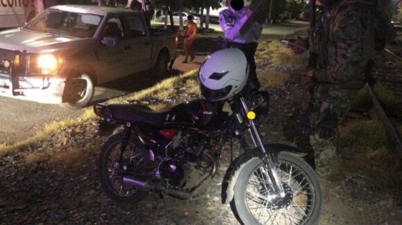 Aseguran una motocicleta que fue abandonada tras persecución de Marinos, en Culiacán