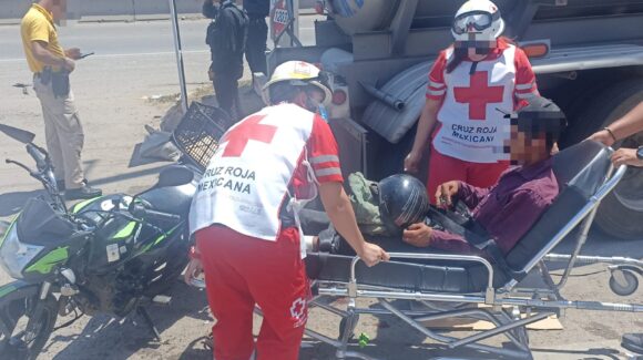 Motociclista impacta contra pipa estacionada en Mazatlán