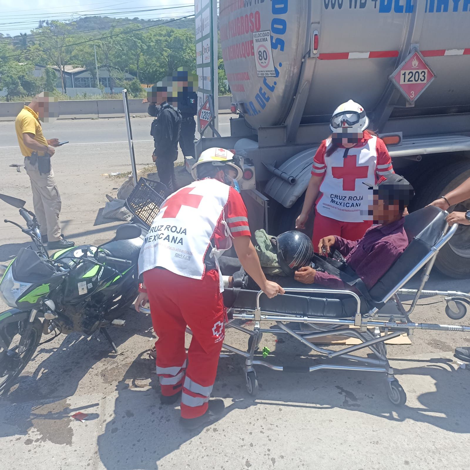 Motociclista choca contra una pipa en Mazatlán