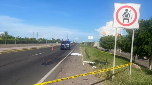 Muere motociclista arrollado por un tráiler sobre la México 15, en Guasave