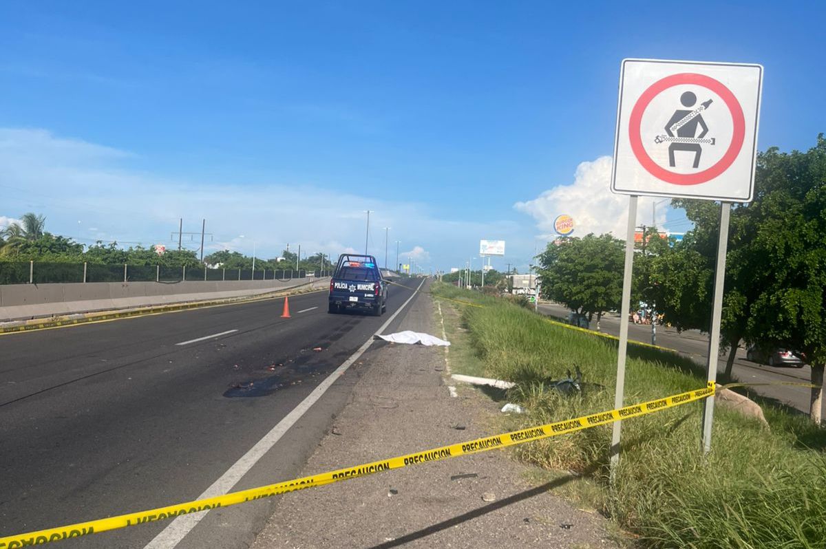 Motociclista es arrollado por un tráiler en la México 15, en Guasave