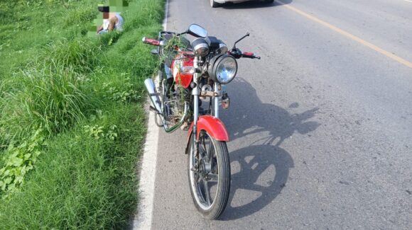 Por esquivar una vaca en carretera de Guasave, un motociclista derrapó y terminó lesionado