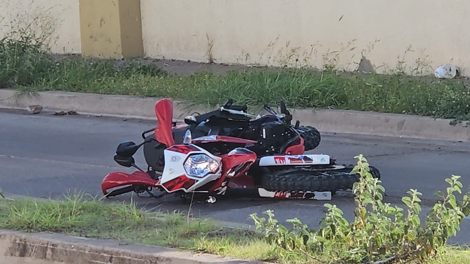 Motociclista muere embestido por auto con reporte de robo en el sector La Conquista, en Culiacán