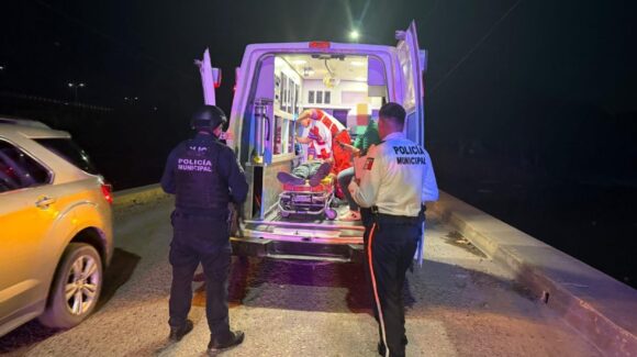 Muere motociclista al chocar contra un vehículo estacionado, en Guasave
