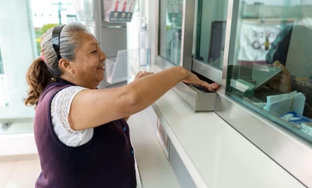 Mujer adulta mayor en ventanilla del Banco del Bienestar