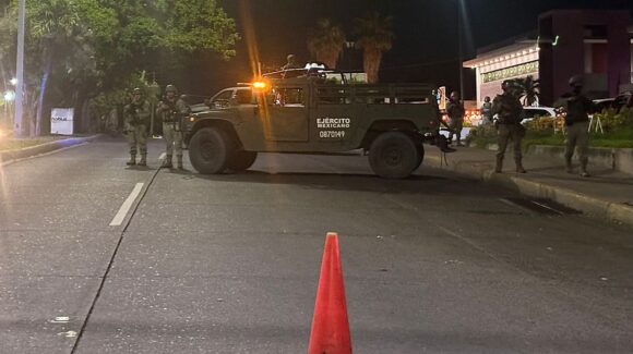¡Tiene un balazo en el pecho! Mujer es herida por bala perdida en Culiacán