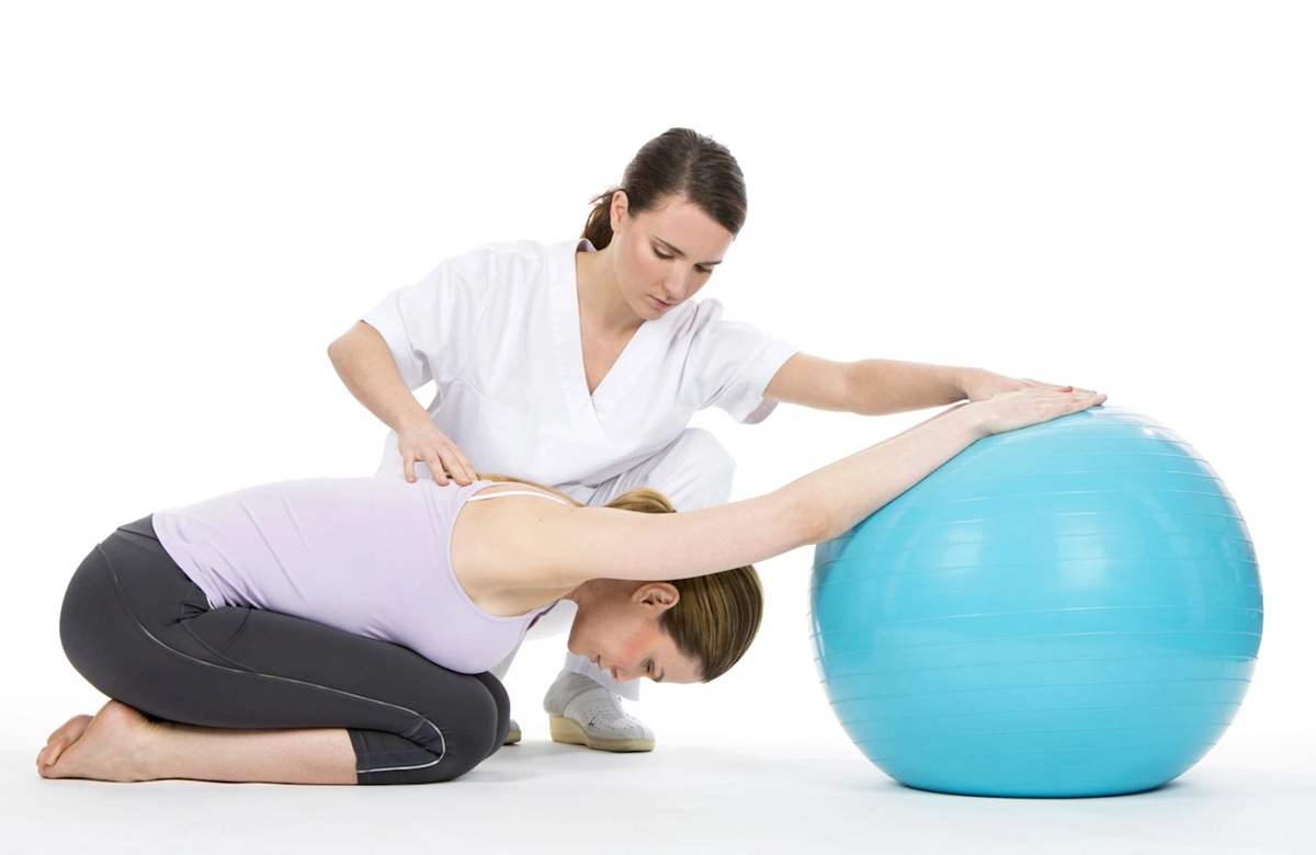 Mujer fisioterapeuta con paciente mujer joven