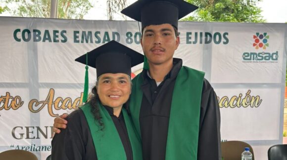 Estudiar a estas alturas es una decisión valiente: Padre, madre e hijos se gradúan del COBAES