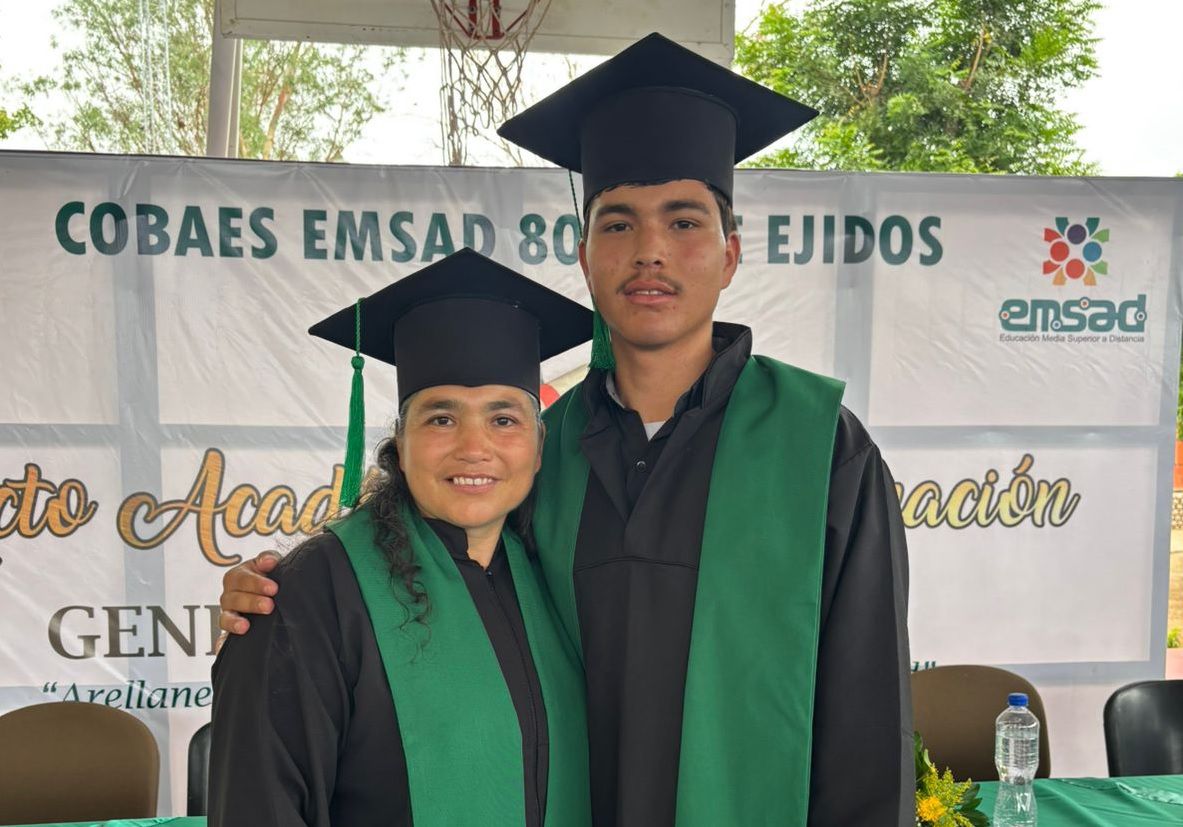 Estudiar a estas alturas es una decisión valiente: Padre, madre e hijos se gradúan del COBAES