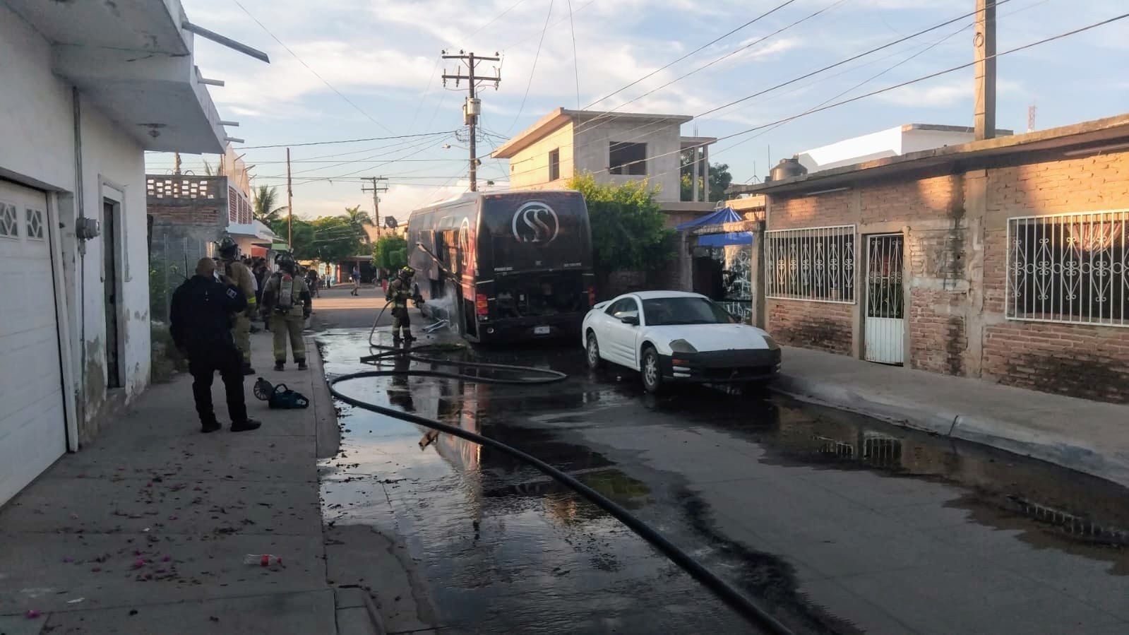 Papalote provoca incendio de autobús del cantante Samuel Sarmiento, en Mazatlán