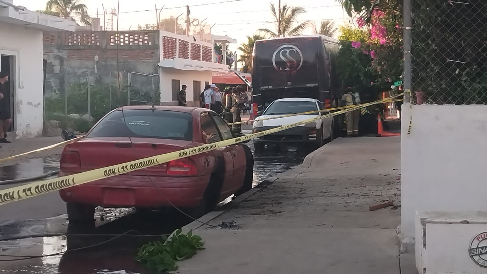 Papalote provoca incendio de autobús del cantante Samuel Sarmiento, en Mazatlán