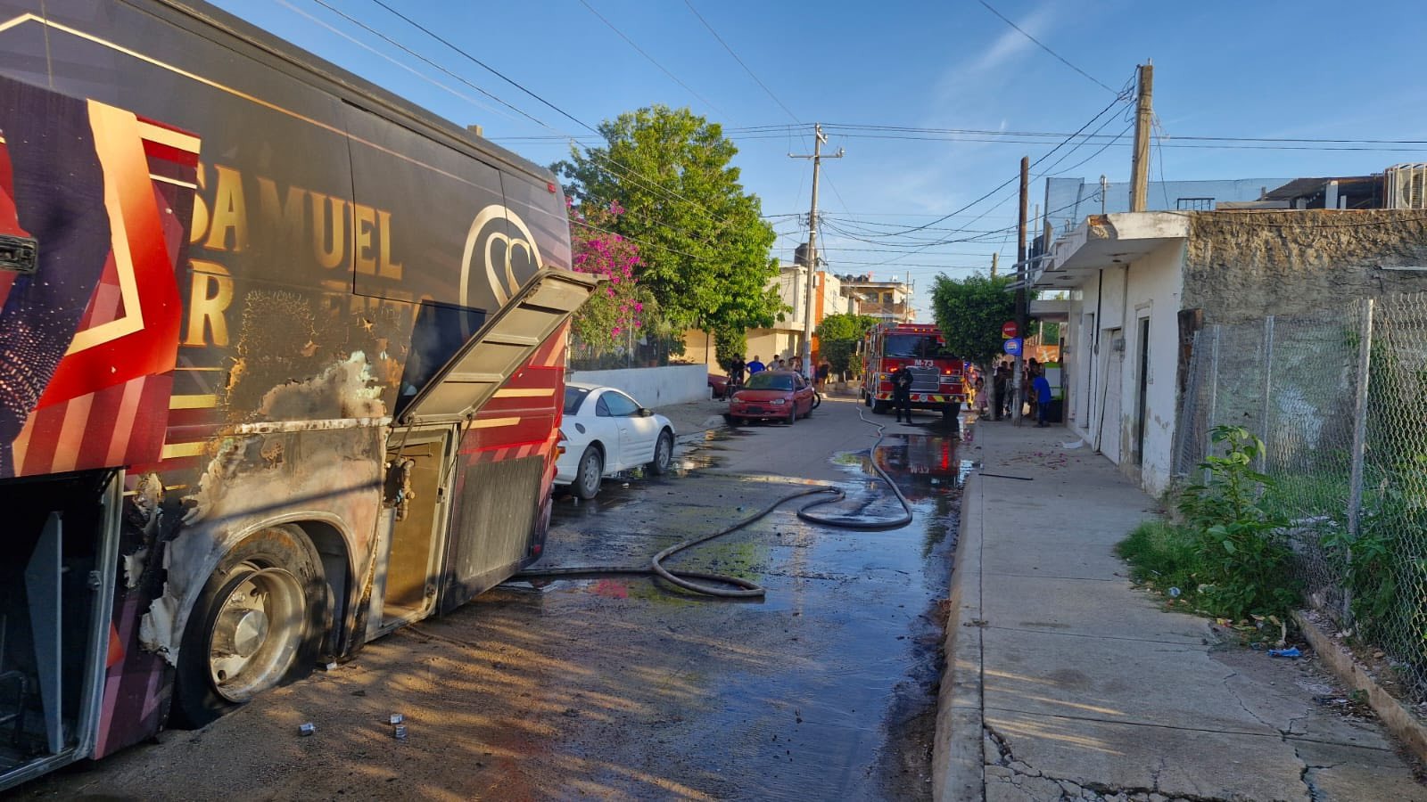 Papalote provoca incendio de autobús del cantante Samuel Sarmiento, en Mazatlán