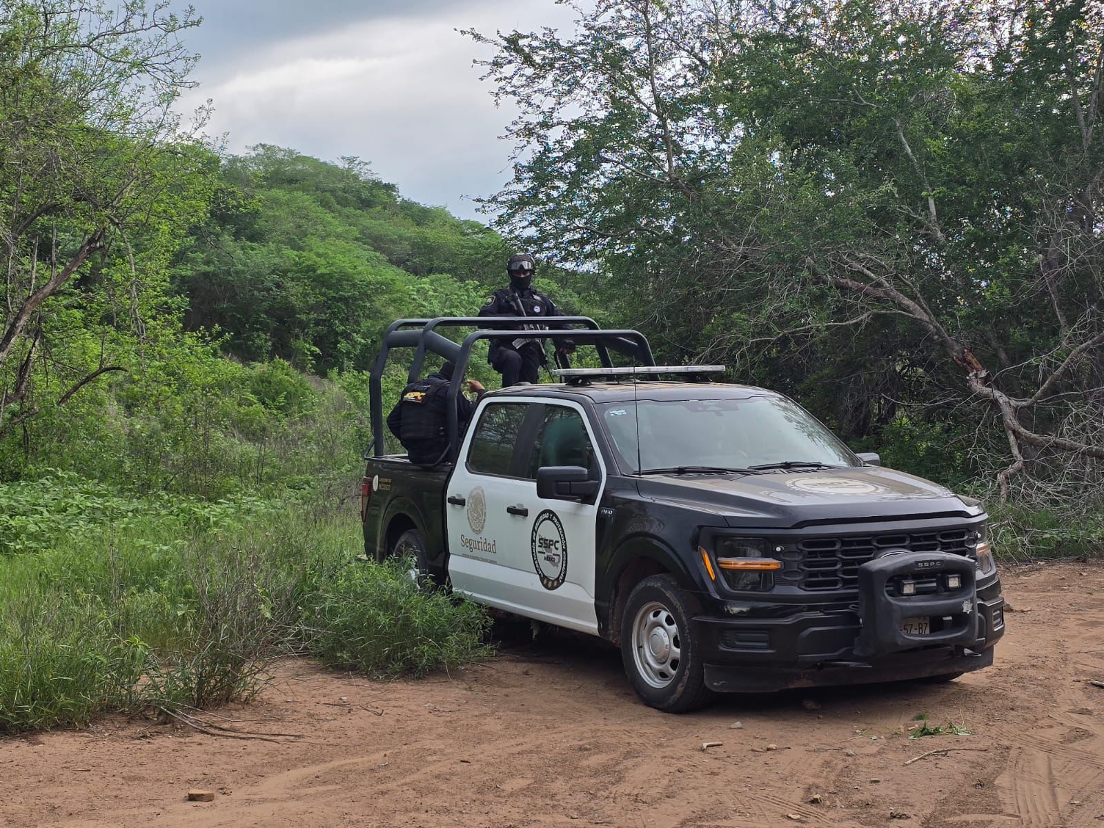 Patrulla de la SSPC en Tepuchito, Culiacán, tras reporte de cuerpo sin vida de un hombre