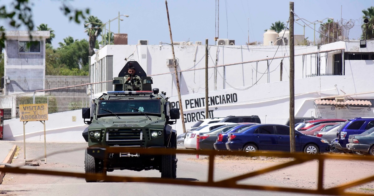 Militares afuera de las instalaciones del Penal Goros II