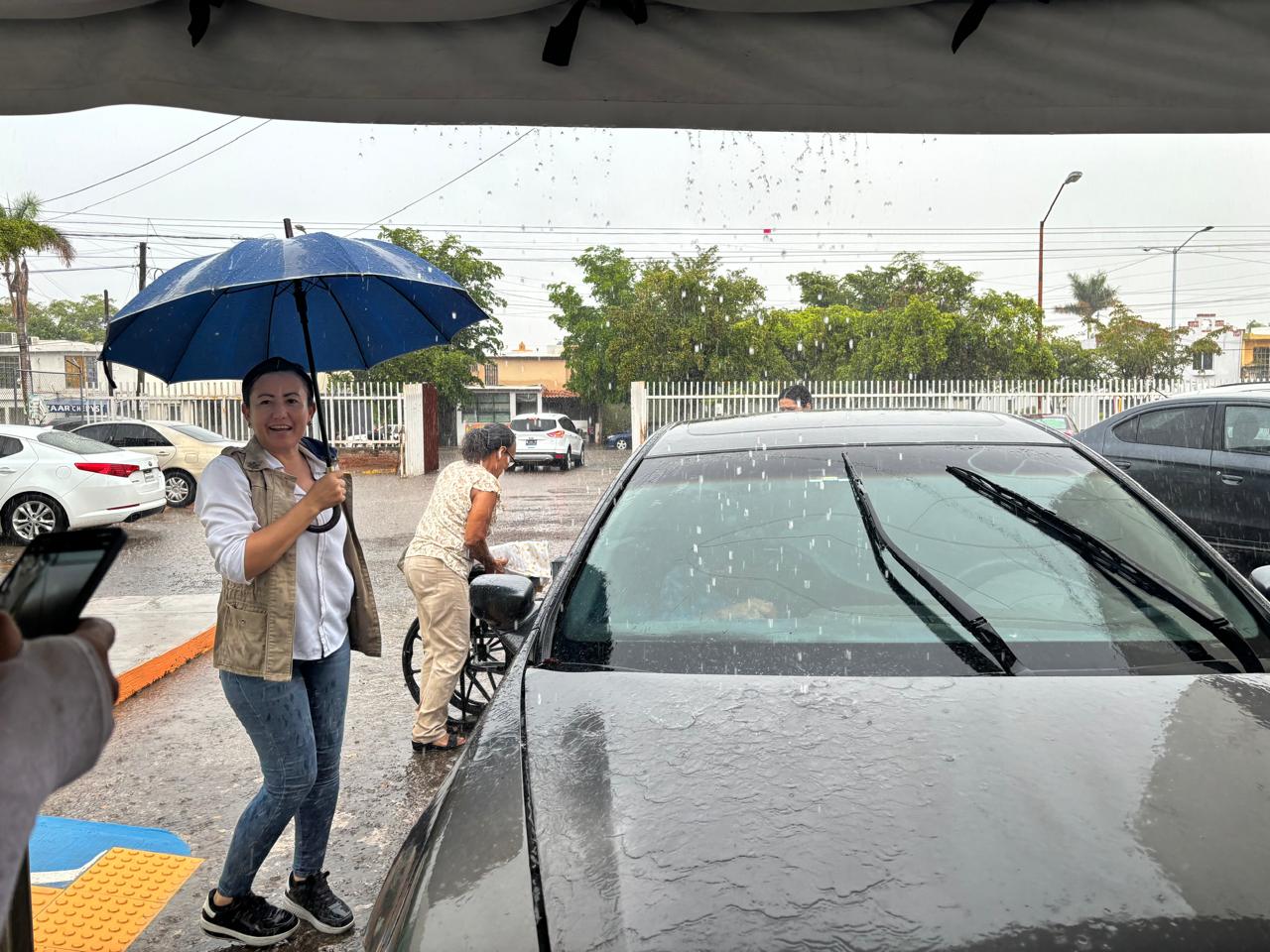 Ni el agua detuvo a los abuelitos en Los Mochis; todo sea por cobrar la pensión del Bienestar