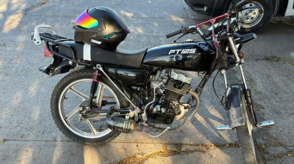 Menores de edad que viajaban en moto resultan lesionados tras impactarse contra un vehículo en Los Mochis