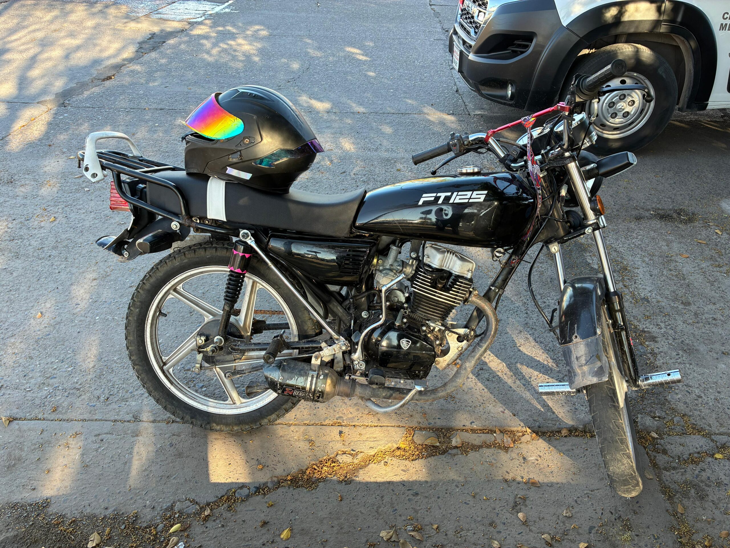 Menores de edad que viajaban en moto resulta lesionados tras impactarse contra un vehículo en Los Mochis