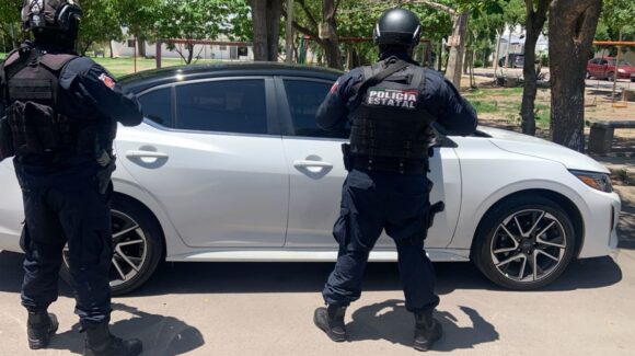 Policías estatales recuperan vehículo robado en Culiacán