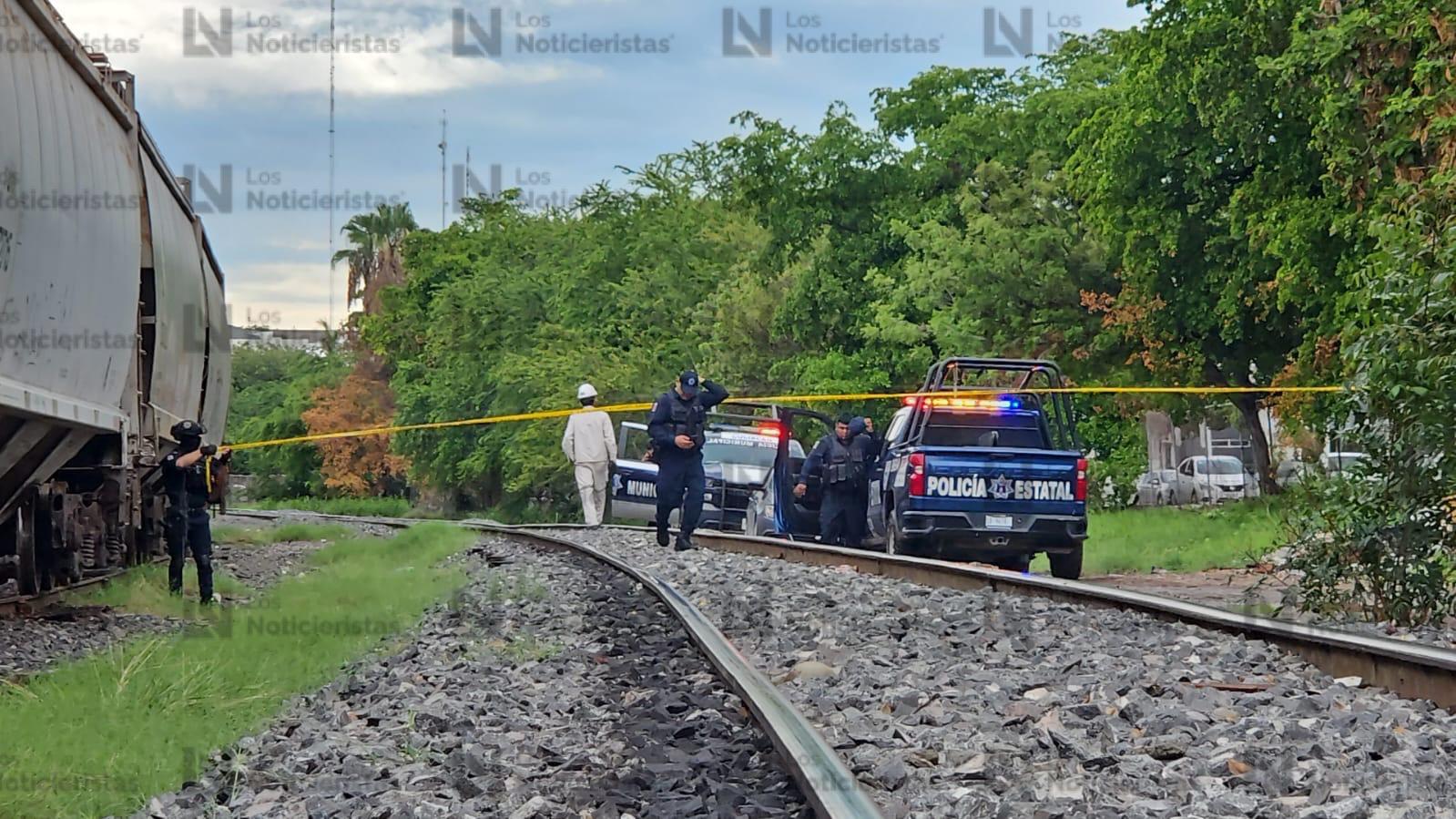 Elementos de la Policía Estatal acordonando la zona del hallazgo de un hombre sin vida