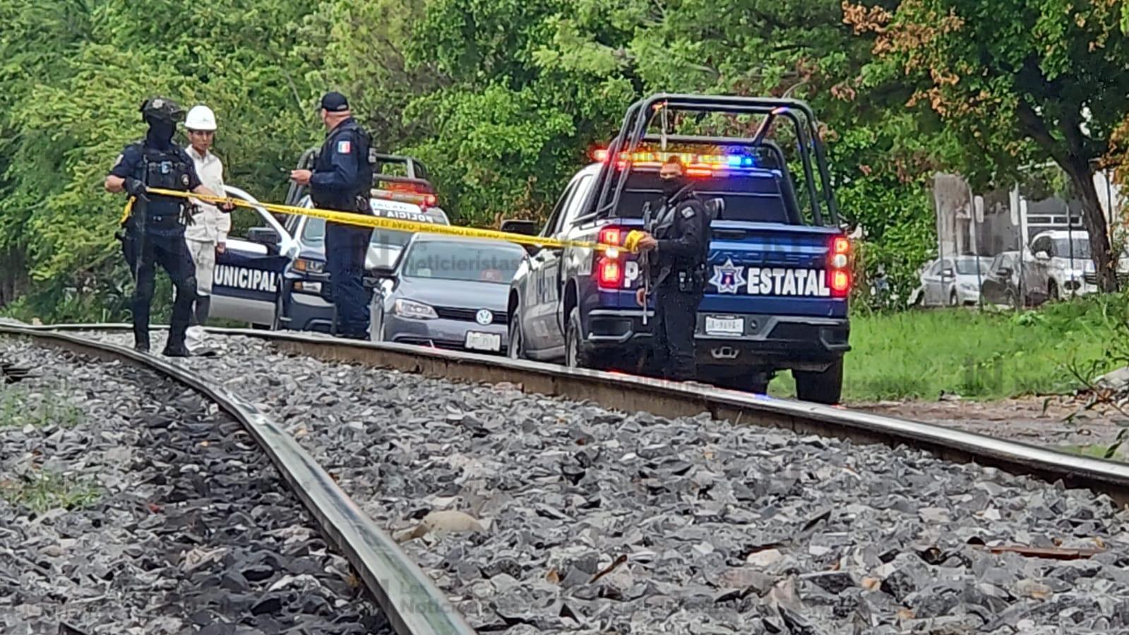 Elementos de la Policía Estatal acordonando la zona del hallazgo de un hombre sin vida