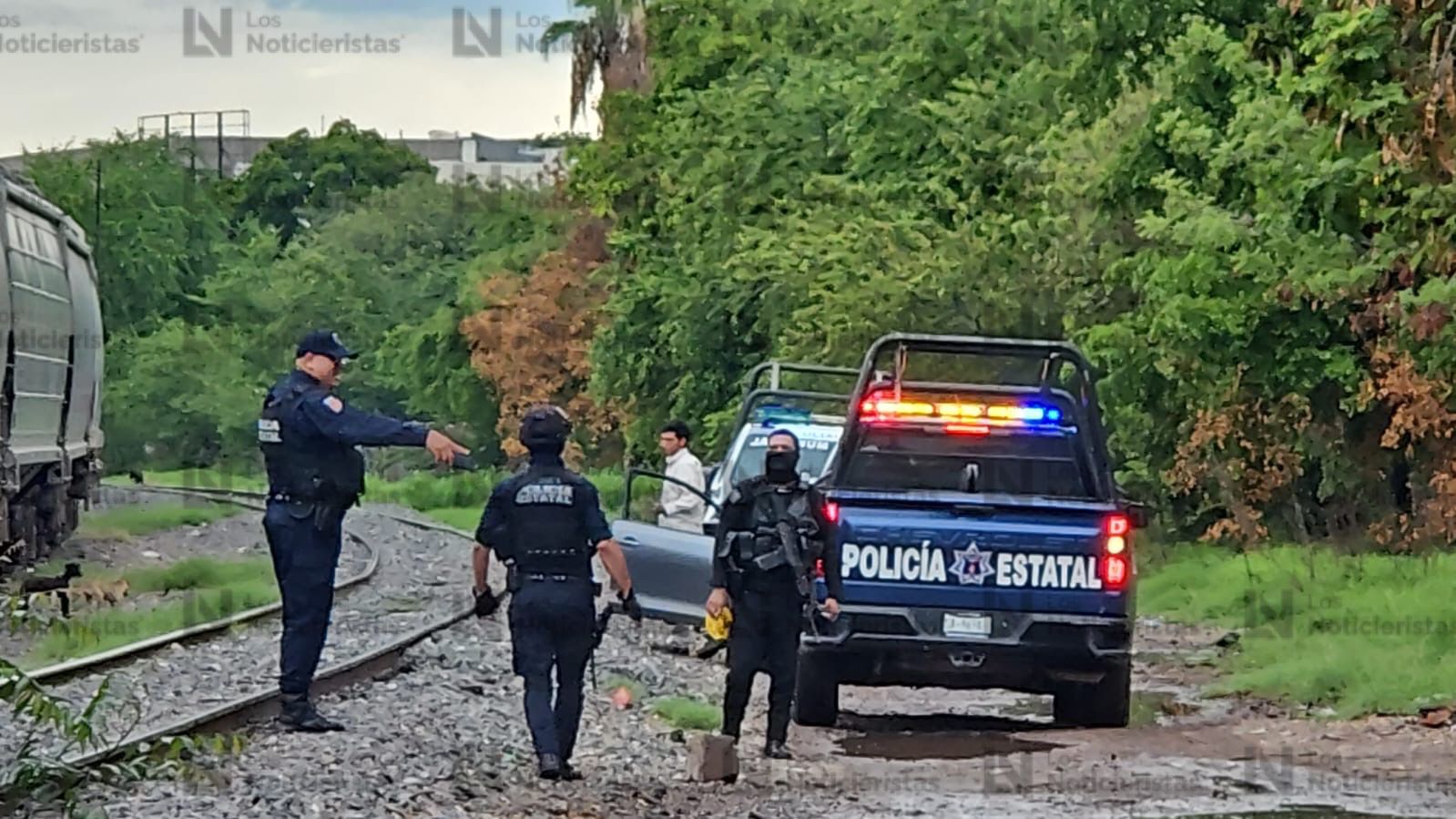Elementos de la Policía Estatal acordonando la zona del hallazgo de un hombre sin vida