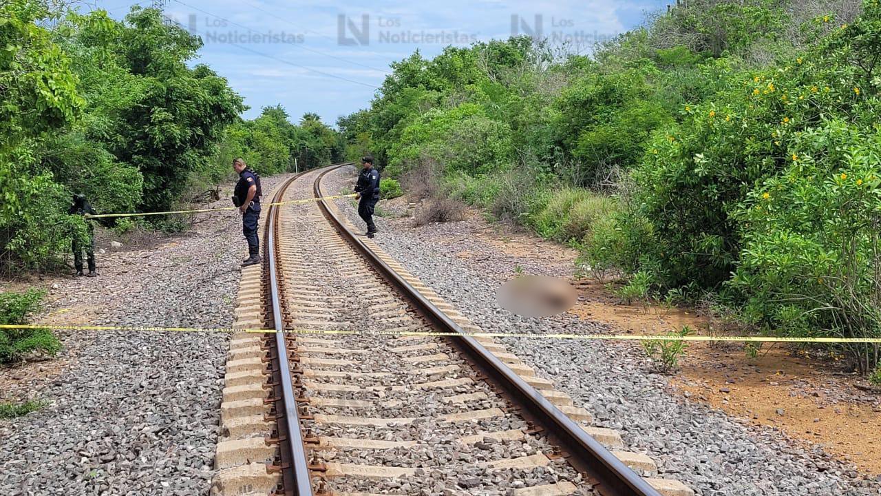 Policías acordonan zona del hallazgo de un hombre sin vida en las vías del tren en Mazatlán