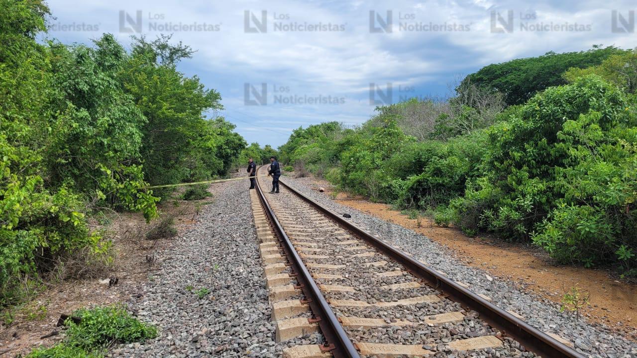 Policías acordonan zona del hallazgo de un hombre sin vida en las vías del tren en Mazatlán