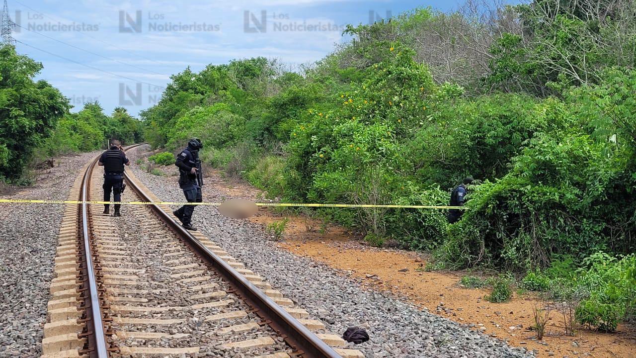 Policías acordonan zona del hallazgo de un hombre sin vida en las vías del tren en Mazatlán