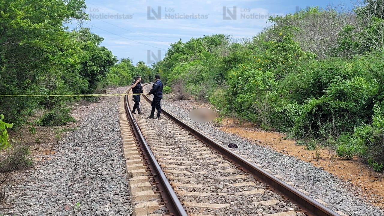 Policías acordonan zona del hallazgo de un hombre sin vida en las vías del tren en Mazatlán
