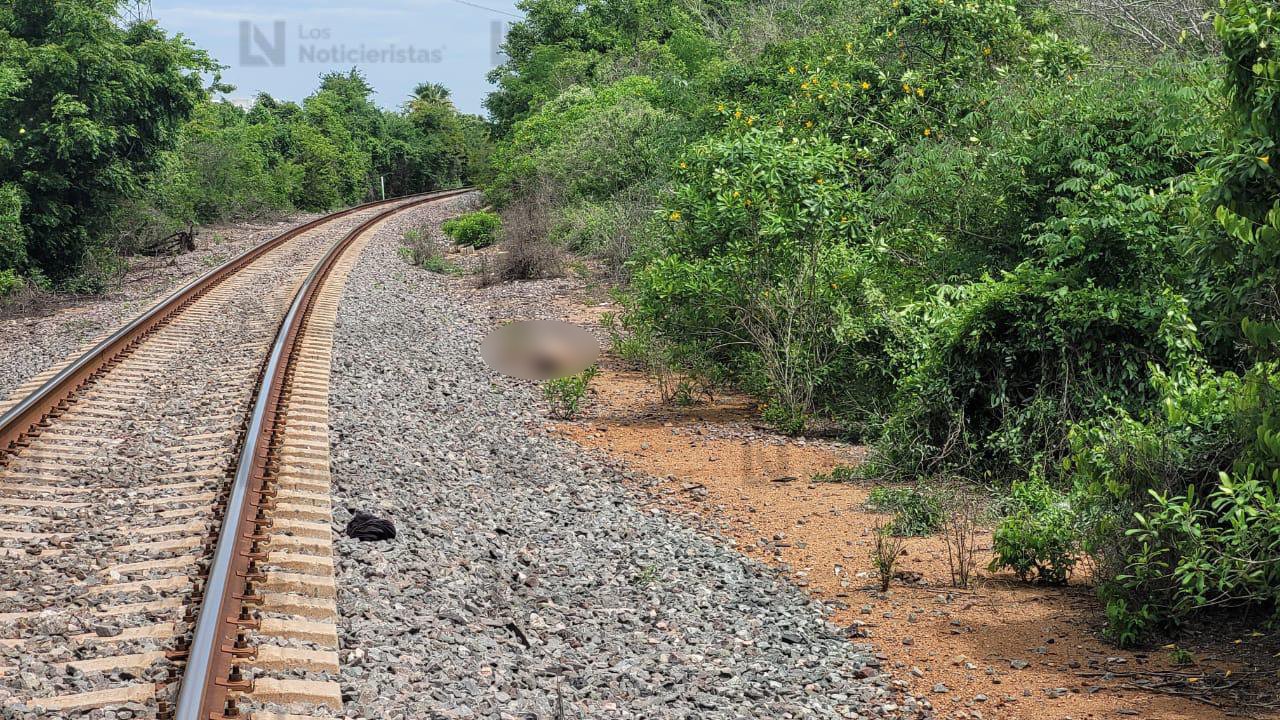 Policías acordonan zona del hallazgo de un hombre sin vida en las vías del tren en Mazatlán