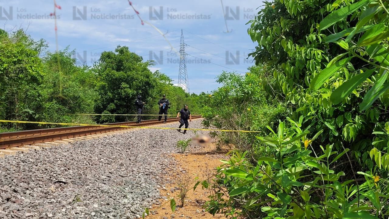 Policías acordonan zona del hallazgo de un hombre sin vida en las vías del tren en Mazatlán