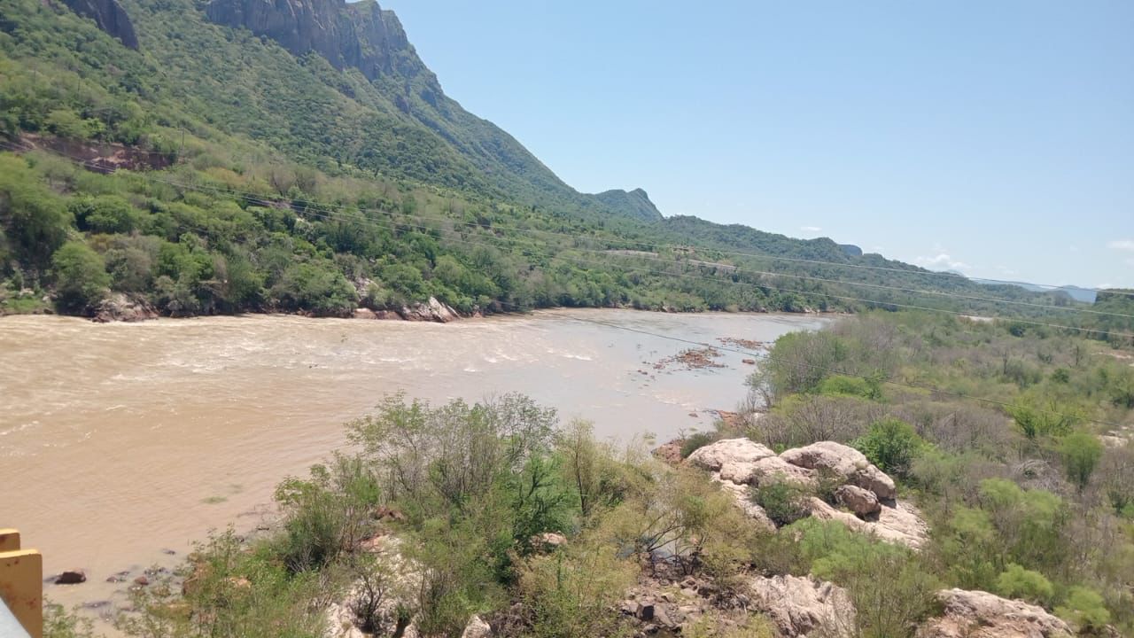 Desfogan la presa Huites para generar energía eléctrica; el agua se trasvasa a la Miguel Hidalgo