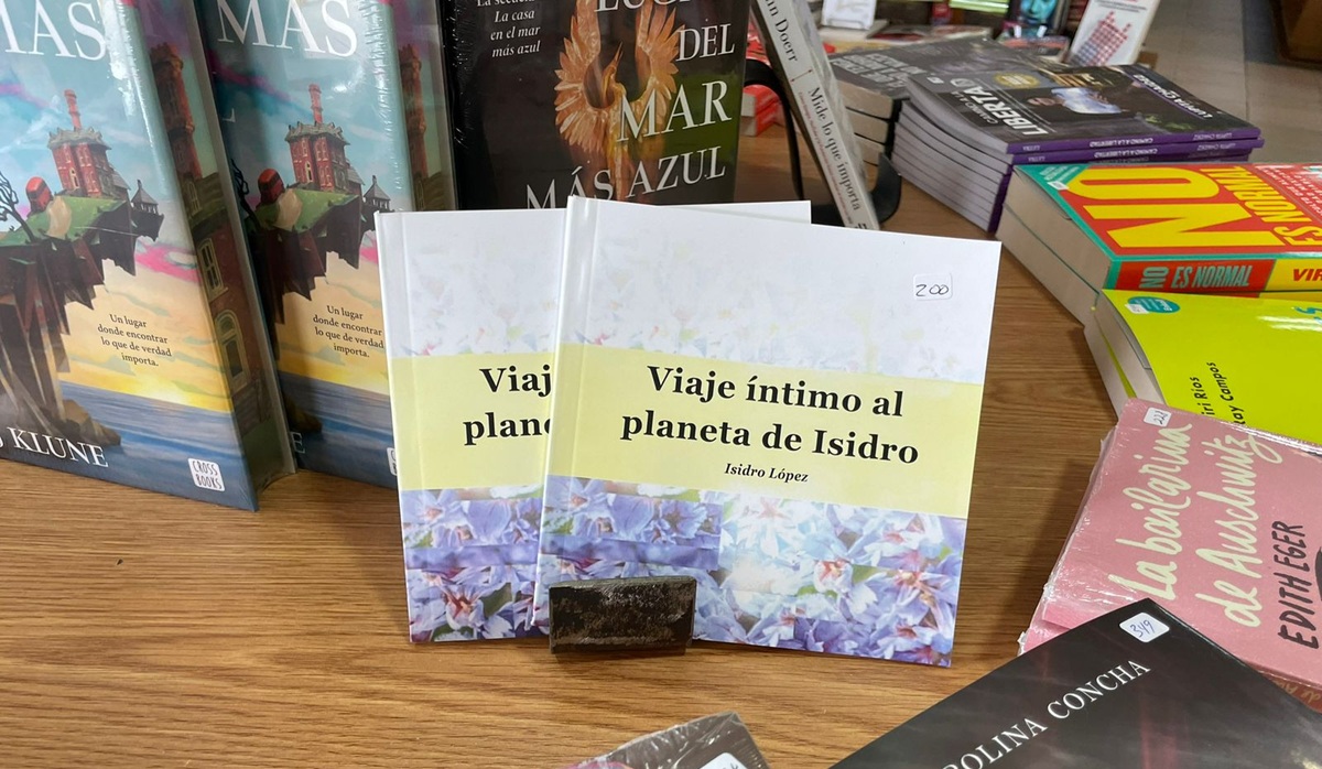 Presentan el libro 'Viaje íntimo al planeta de Isidro', en Culiacán
