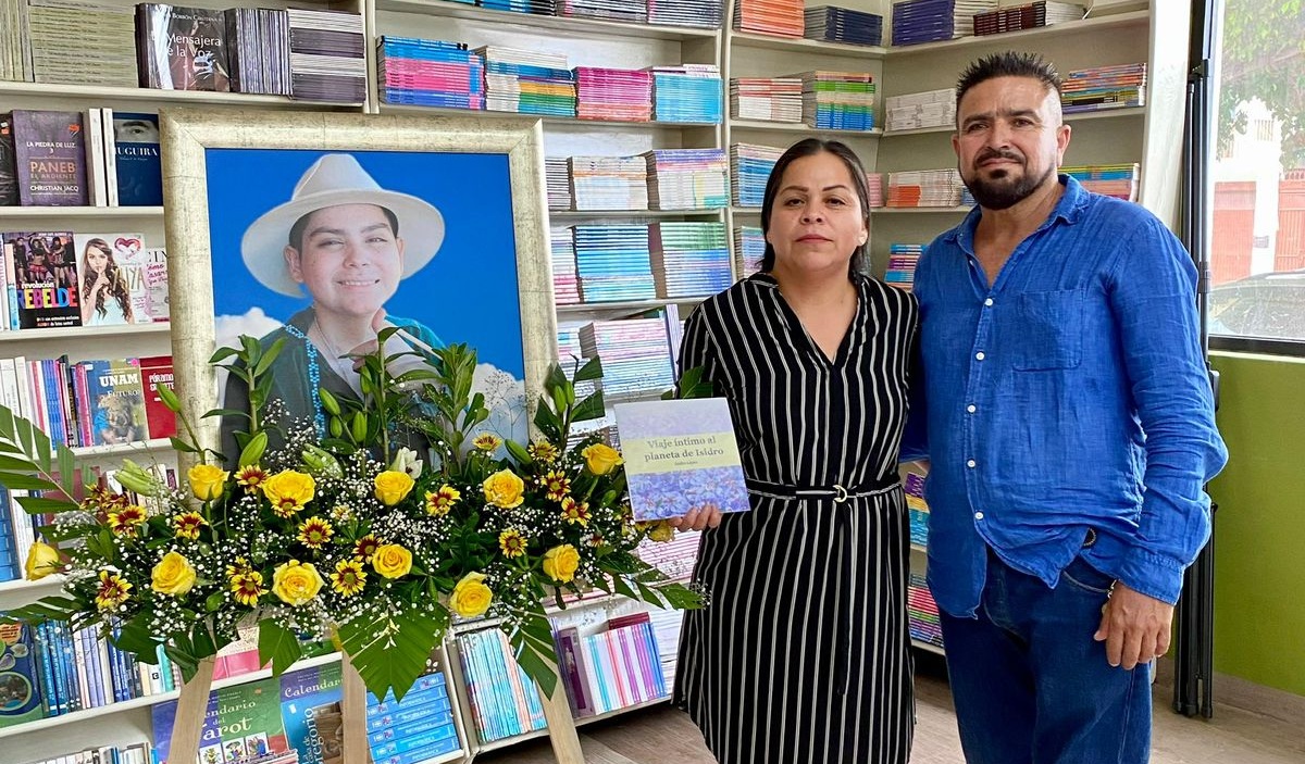 Presentan el libro 'Viaje íntimo al planeta de Isidro', en Culiacán