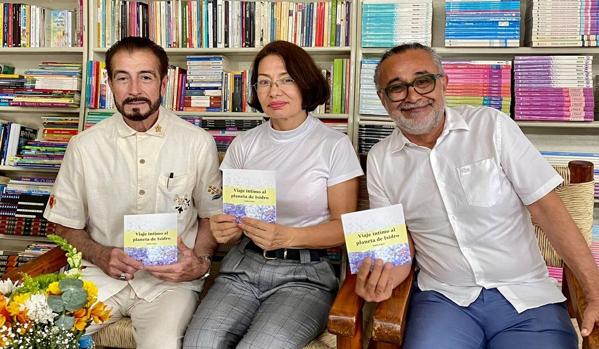 Presentan el libro 'Viaje íntimo al planeta de Isidro', en Culiacán