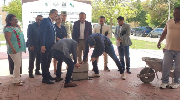 Colocan primera piedra del monumento del Abogado en Los Mochis; en un año estará lista