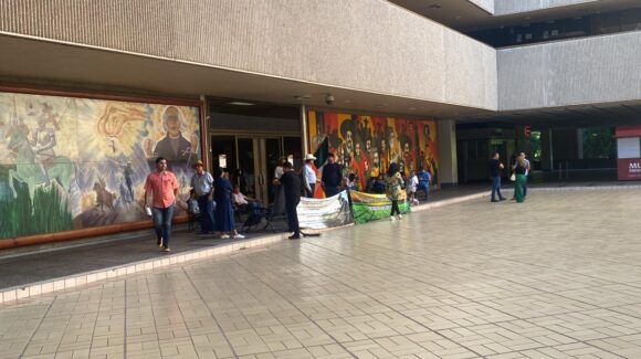“Que nos disculpen”: Mantienen productores toma y sin acceso a nadie en Palacio de Gobierno