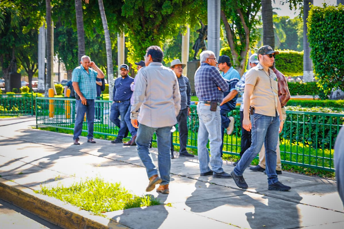 productores en palacio de gobierno