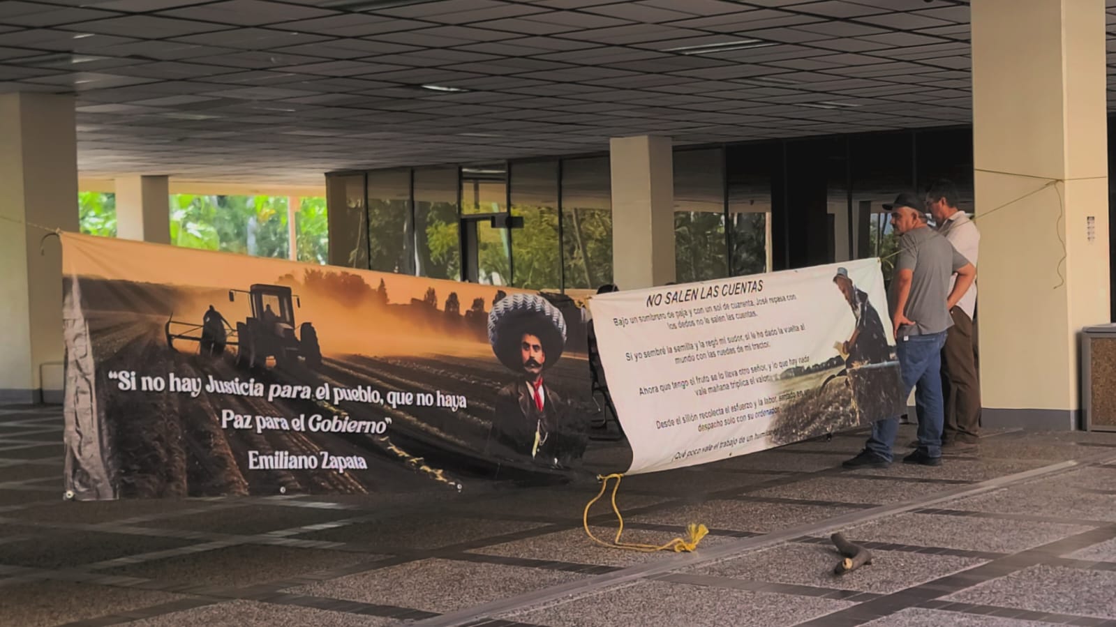productores sinaloenses por segunda noche en palacio de gobierno protesta