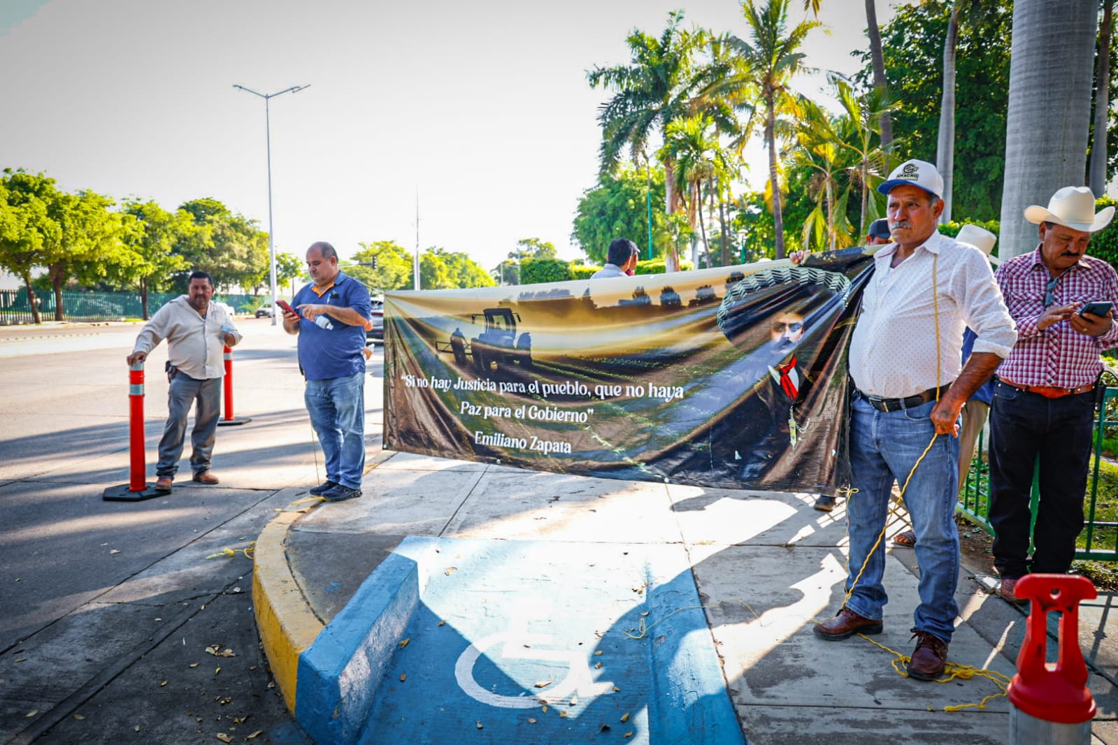 productores toman palacio de gobierno en culiacan sin lugar